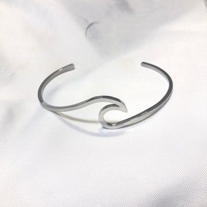 🛑CLEARANCE‼️ 🆕 O & Co Silver wave bracelet